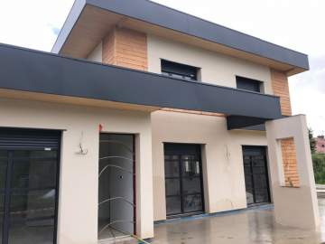 Transformation d'une façade bois en crépis blanc près de Tarbes