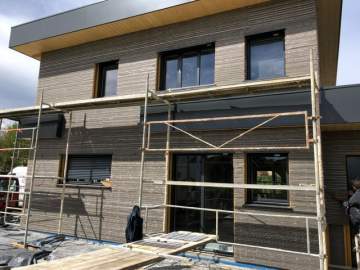 Transformation d'une façade bois en crépis blanc près de Tarbes