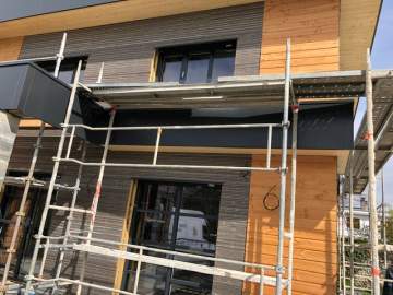 Transformation d'une façade bois en crépis blanc près de Tarbes