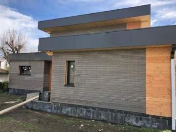 Transformation d'une façade bois en crépis blanc près de Tarbes