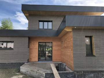 Transformation d'une façade bois en crépis blanc près de Tarbes