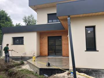 Transformation d'une façade bois en crépis blanc près de Tarbes