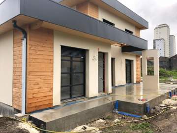 Transformation d'une façade bois en crépis blanc près de Tarbes
