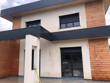 Transformation d'une façade bois en crépis blanc près de Tarbes
