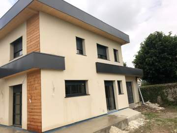 Transformation d'une façade bois en crépis blanc près de Tarbes