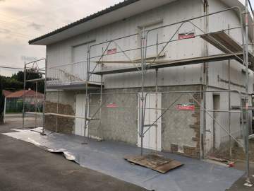 Pose de mur pierre sur mur en crépis à Tarbes