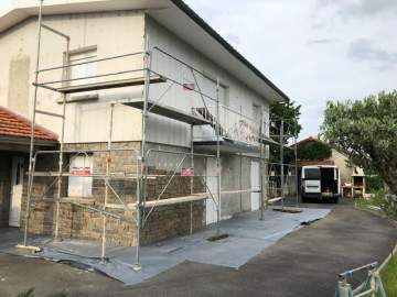 Pose de mur pierre sur mur en crépis à Tarbes